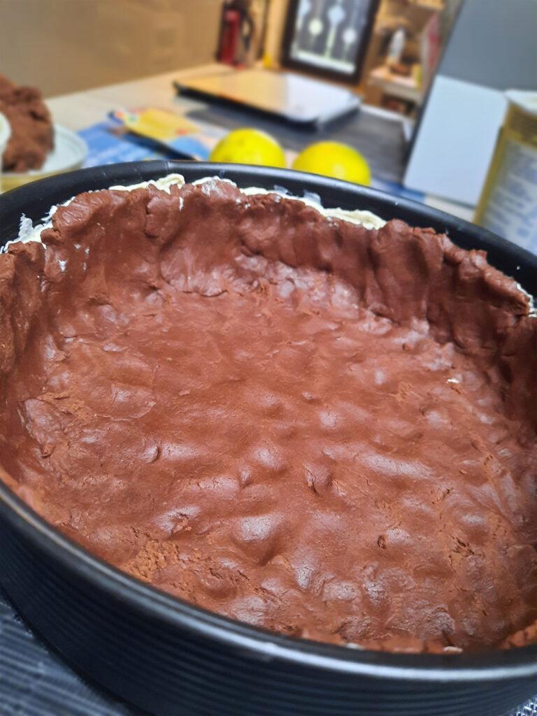 Veganer russischer Zupfkuchen Teig in Form geben