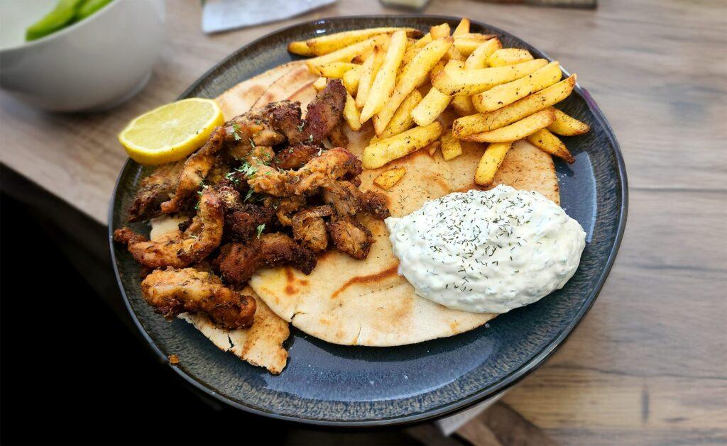 Crunchy Gyros mit Pommes und Tzatziki