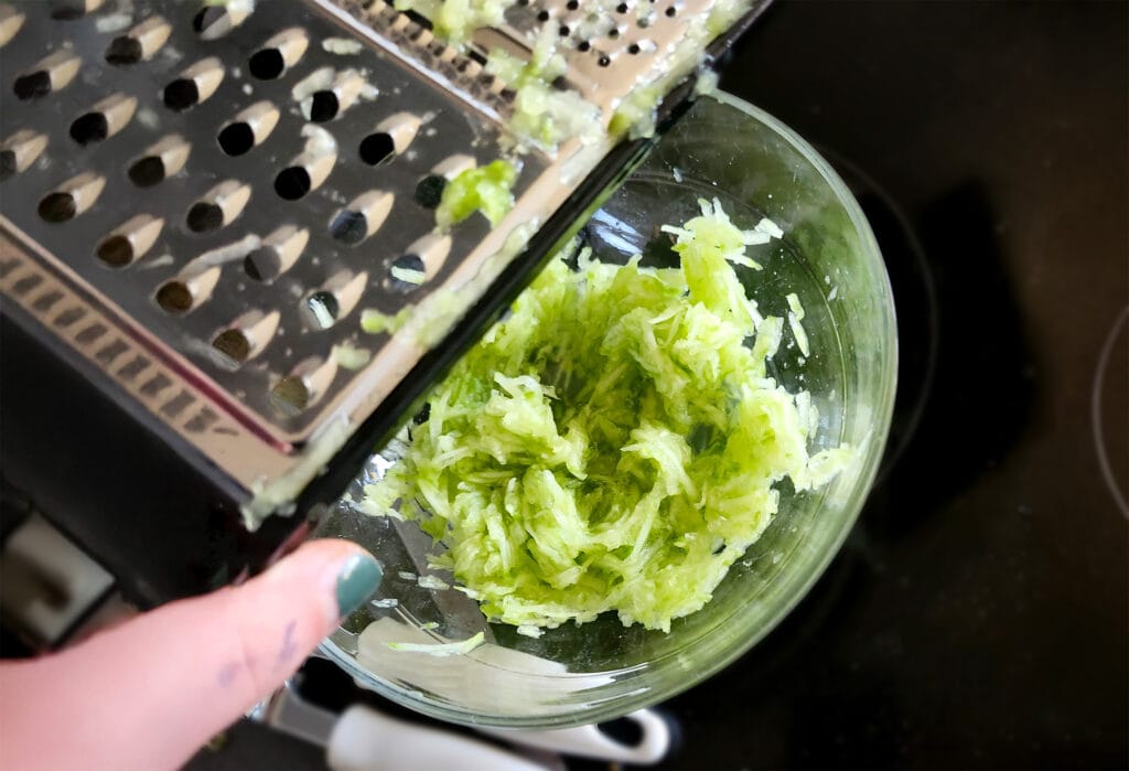 Gurke raspeln für Tzatziki
